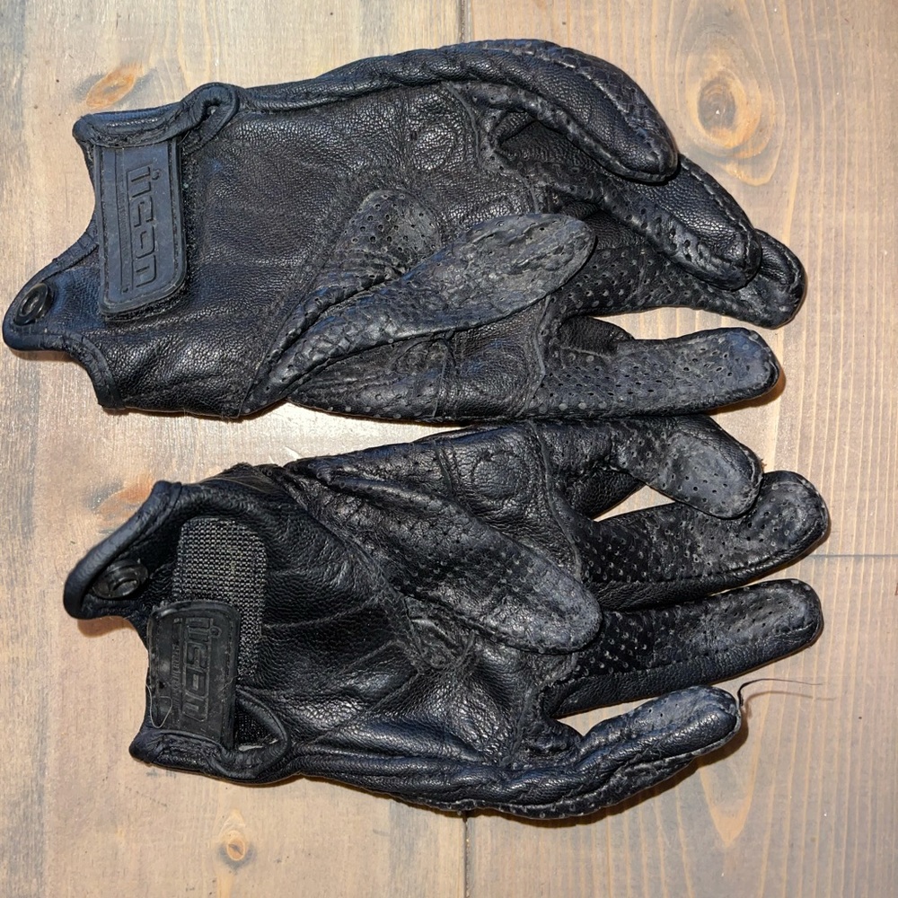 Icon pursuit leather riding motorcycle gloves, women’s medium
